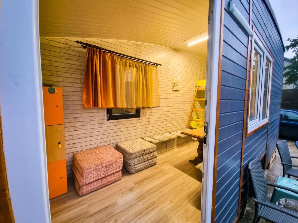 Tiny Houses In The Garden Campulung Moldovenesc Exterior photo
