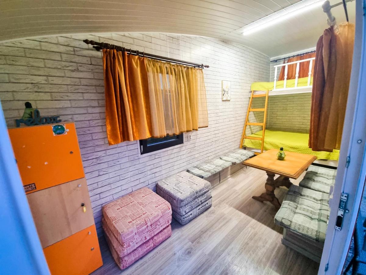 Tiny Houses In The Garden Campulung Moldovenesc Exterior photo