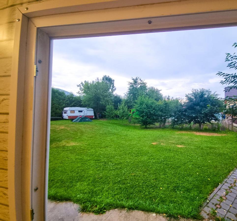 Tiny Houses In The Garden Campulung Moldovenesc Exterior photo